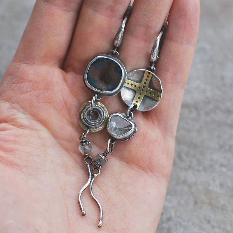 „Antike“ Ohrringe mit blauen Steinen und Kreuz