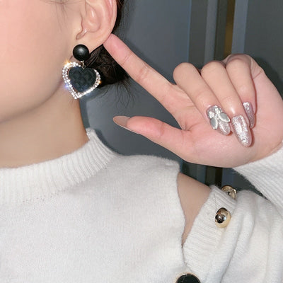 Goldohrringe mit dunklem Herz