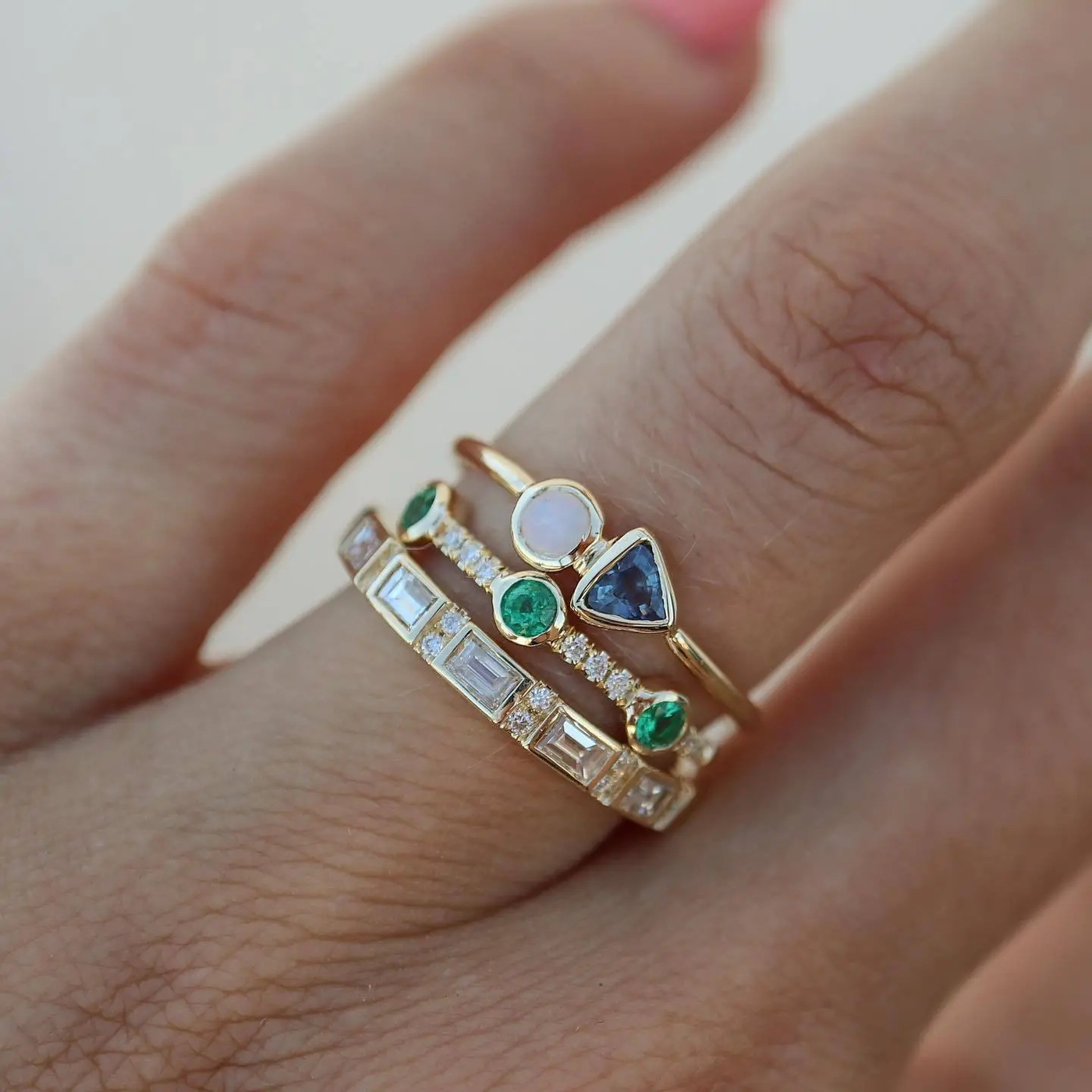 Vintage Ring mit weißen und grünen Opalsteinen